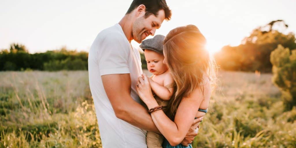 Washington State Child Custody Laws for Unmarried Parents 1 Parents thinking about Washington State Child Custody Laws with a child between them
